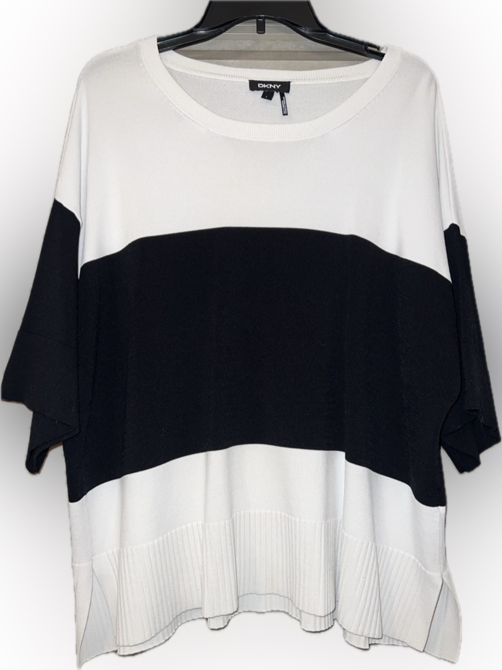 DKNY Black and White Colorblock Short Sleeve Knit Top